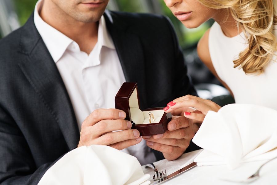 Подарок женщине. Парень дарит девушке игрушку. Девушка дарит подарок девушке. Парень дарит девушке коробку. Девушка дарит подарок мужчине.