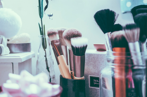 Must-Ask Questions When Choosing A Wedding Makeup Artist Wedding Makeup Artist - Various Makeup Brushes