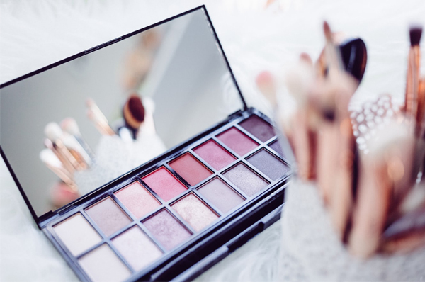 Must-Ask Questions When Choosing A Wedding Makeup Artist Wedding Makeup Artist - Eye Shadow Palette With Mirror