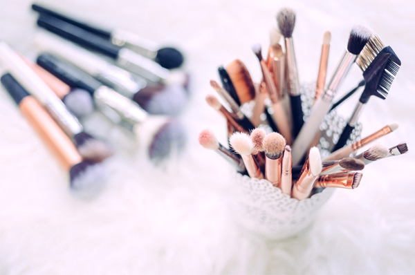 Must-Ask Questions When Choosing A Wedding Makeup Artist Wedding Makeup Artist - Various Brushes In A Cup And Lying On Table