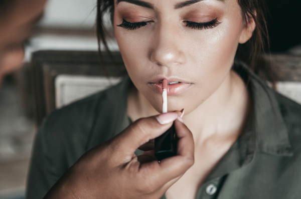 Must-Ask Questions When Choosing A Wedding Makeup Artist Wedding Makeup Artist Applying Lipstick