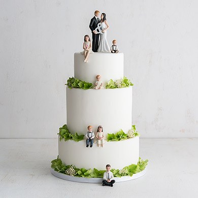 15 Unique And Meaningful Wedding Cake Toppers Family With Kids Wedding Cake Toppers On White Cake With Green Trim