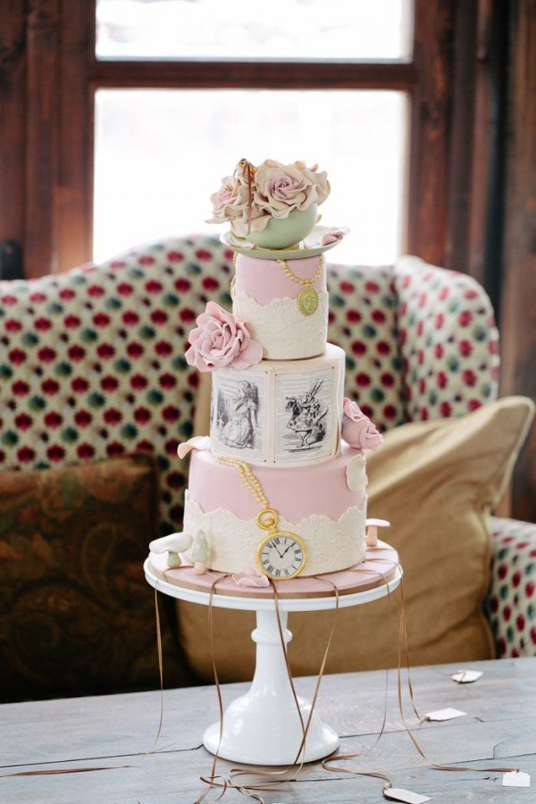 What Should You Know About Wedding Themes? Wedding Themes - Alice In Wonderland Cake