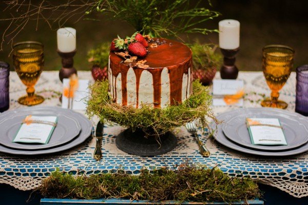 What Should You Know About Wedding Themes? Wedding Themes - Gothic Cake And Tableware